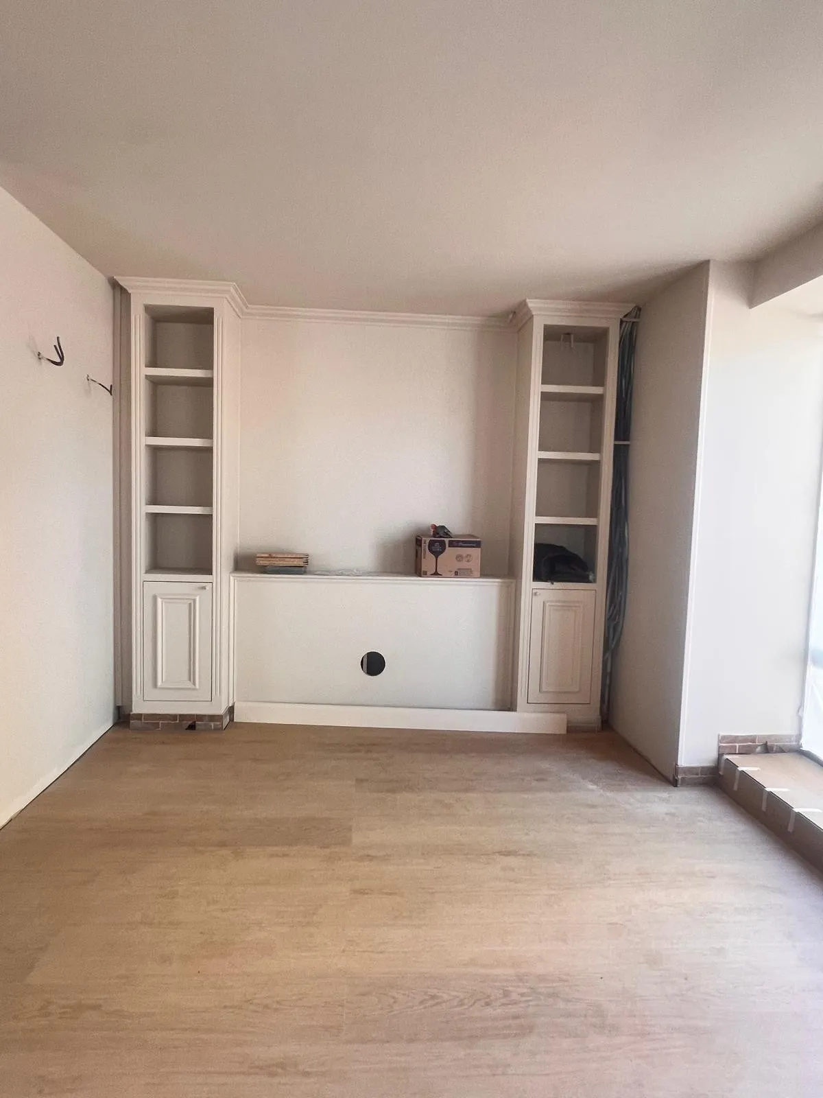 Mare Mare – Il cantiere: Nicchie su misura per la parete fotografica