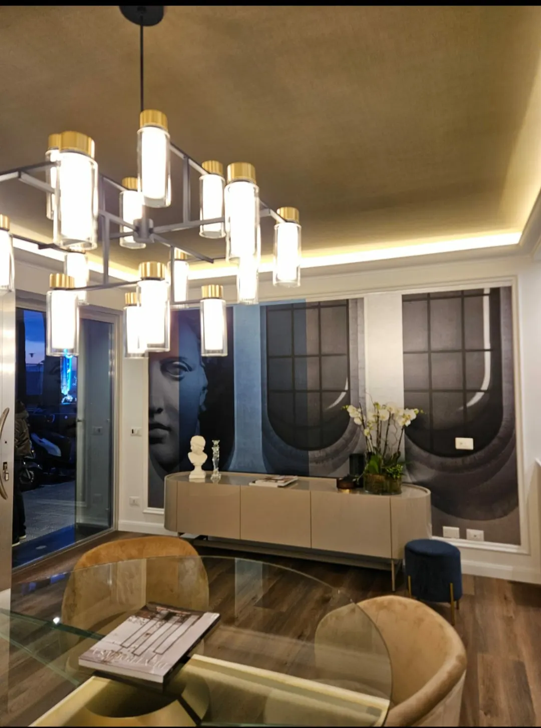 Lampadario di design con luce calda nello studio De.or di Sanremo