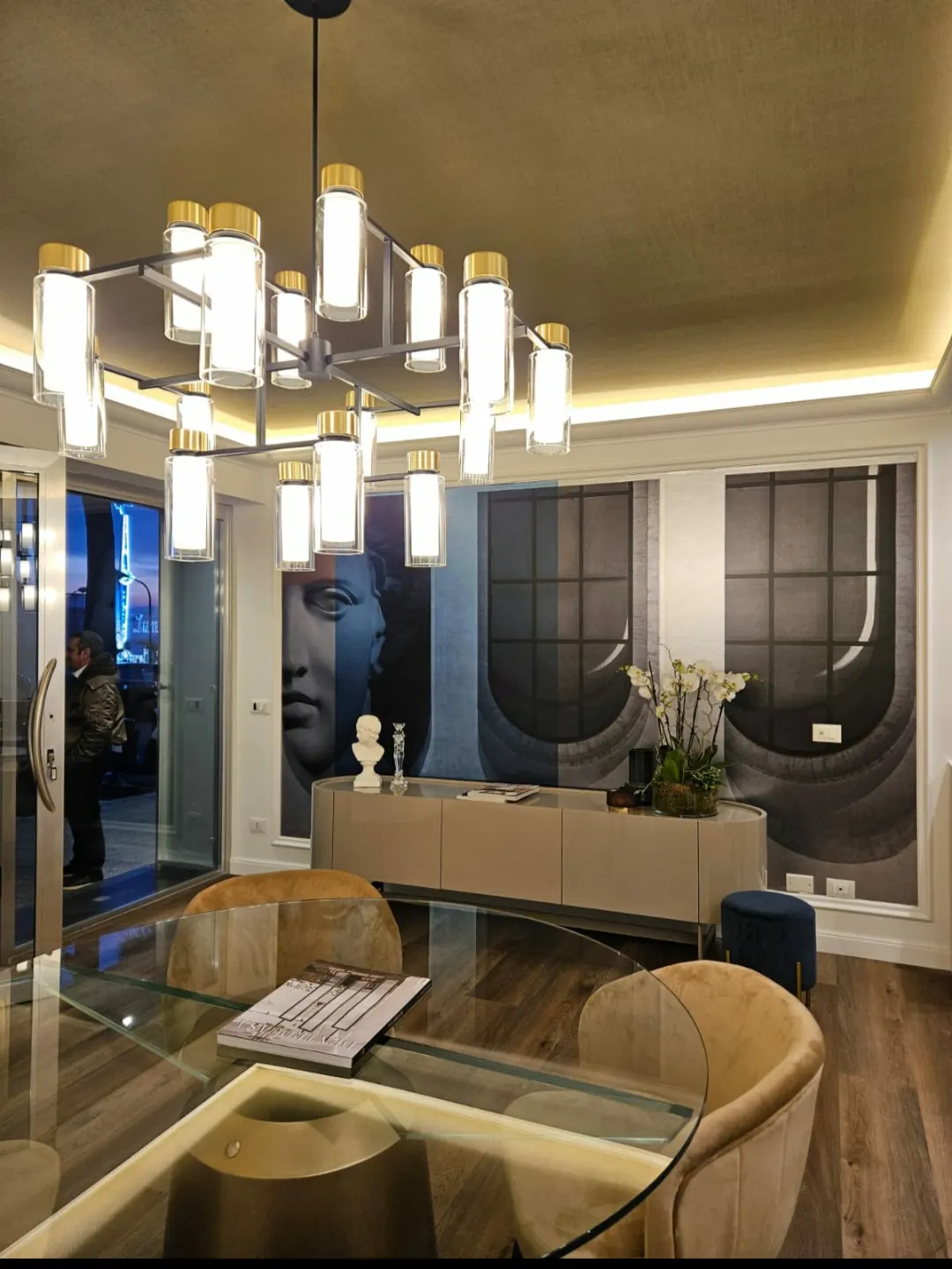 L'ufficio De.or dopo la ristrutturazione, con lampadario e luce indiretta