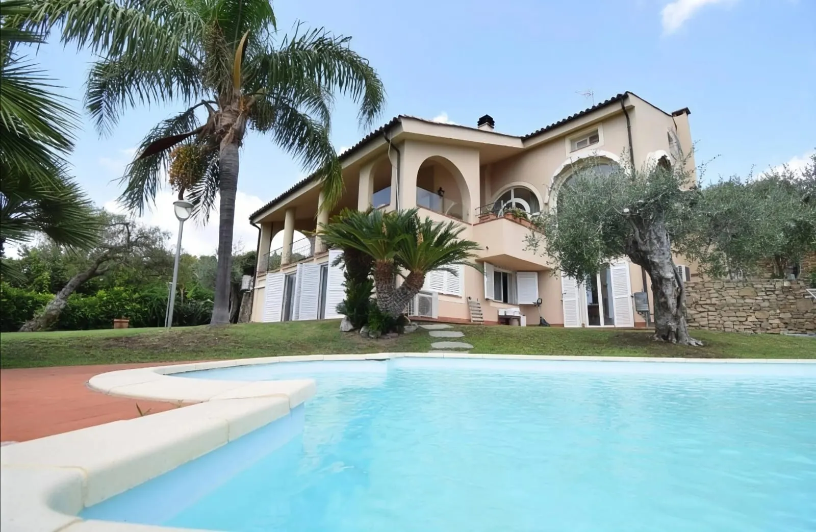 Villa con piscina e ulivi a Sanremo